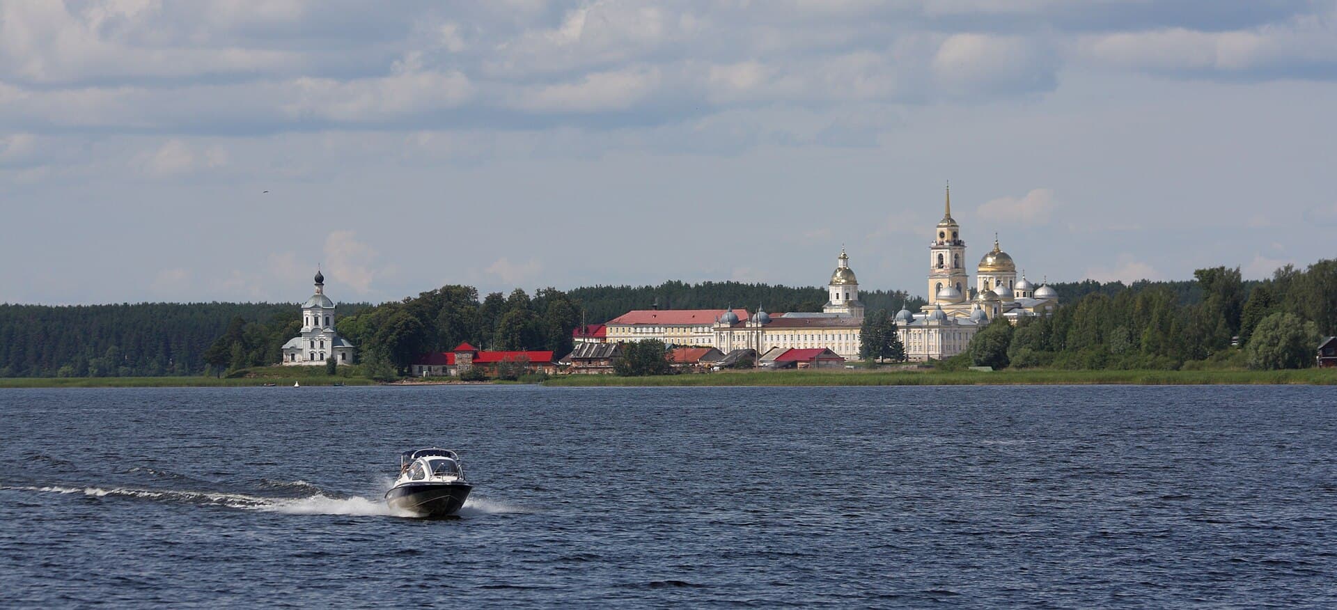 Нило-Столобенская пустынь на острове посреди озера Селигер